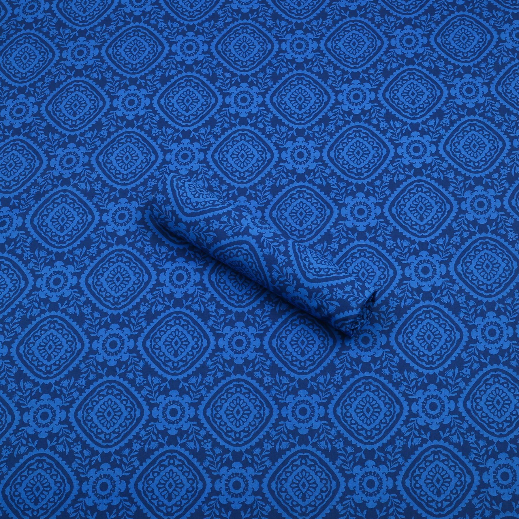 Azure Medallion Lawn 2PC